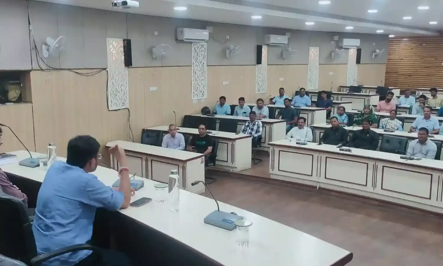 जिला कलक्टर पहुंचे नगर निगम, कार्मिकों का बढ़ाया हौंसला