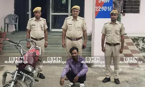 एक मोटरसाइकिल पर 8 बच्चों को बैठाकर जान जोखिम में डाली,गिरफ्तार,बाइक जप्त