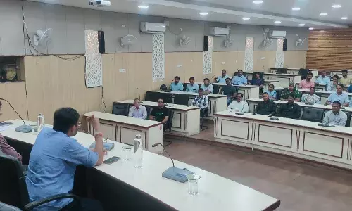 जिला कलक्टर पहुंचे नगर निगम, कार्मिकों का बढ़ाया हौंसला
