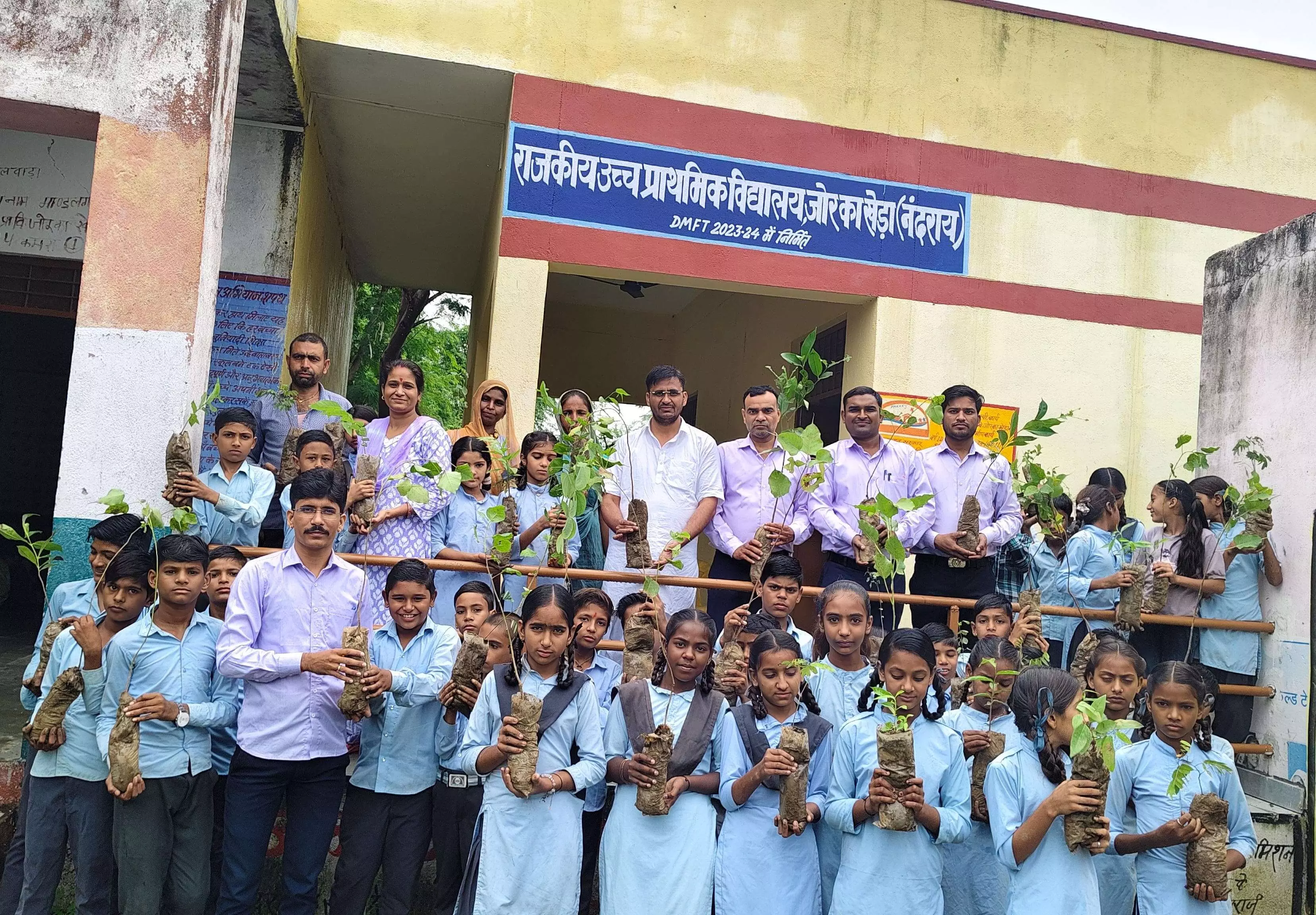 जोर का खेड़ा स्कूल में शिक्षकों व छात्रों ने 315 पौधे लगाए