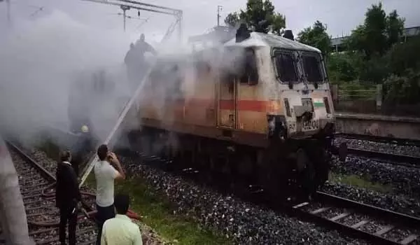 ब्यावर में गरीब रथ ट्रेन के इंजन में लगी अचानक आग, देर रात की बताई जा रही घटना ब्यावर में गरीब रथ ट्रेन के इंजन में लगी अचानक आग, देर रात की बताई जा रही घटना