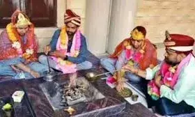 मुस्लिम युवतियों ने  हिंदू लड़कों से मंदिर में रचाई शादी, अब लगा रही सुरक्षा की गुहार