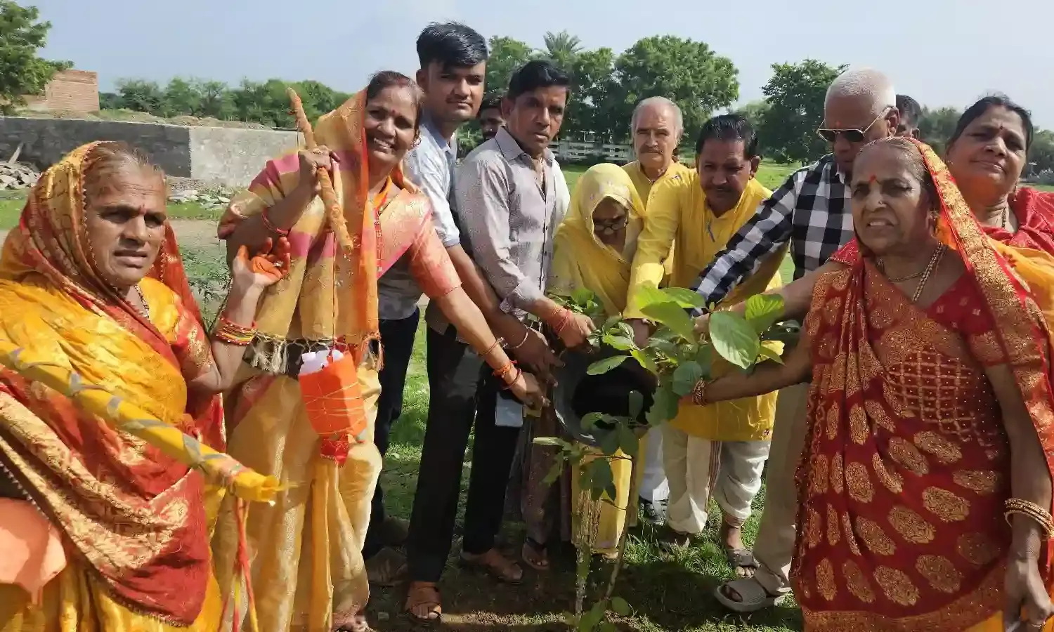 पिता की पुण्य स्मृति में चंवरा के हनुमान जी के मंदिर में किया पौधारोपण
