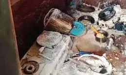 गैस चूल्हे की आग से घर का सामान जलकर खाक, दो युवक झुलसे