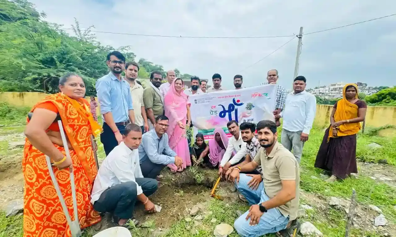 एक पेड़ मां के नाम अभियान में बेटियों ने अपनी माताओं के साथ किए पौधारोपण एक पेड़ मां के नाम अभियान में बेटियों ने अपनी माताओं के साथ किए पौधारोपण