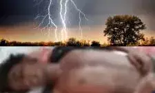 मोबाइल पर गिरी बिजली...धमाके में युवक की मौत मोबाइल पर गिरी बिजली...धमाके में युवक की मौत