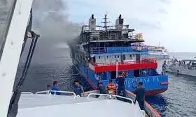 समंदर के बीच धू-धू कर जलने लगा यात्री जहाज, 5 लोगों की मौत