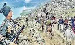 जम्मू-कश्मीर के जंगल में   आतंकवादियों और सुरक्षा बलों में जबरदस्त गोलीबारी