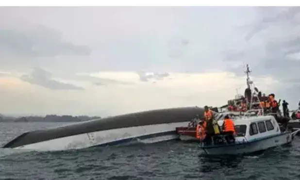 क्रूज जहाज के पलटने से 37 लोगों की मौत