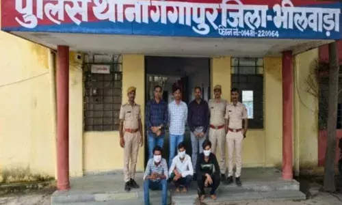 दिल्ली में बैठे युवक ने दी सुपारी,बाप बेटे पर फेंका एसिड, तीन आरोपित गिरफ्तार