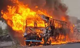 इंदौर से पुणे जा रही बस में कटेंनर से टक्कर के बाद लगी आग, आठ यात्री घायल