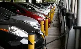 हाइब्रिड और इलेक्ट्रिक गाड़ियों की डिमांड तेजी से बढ़ी, पेट्रोल गाड़ियों की बिक्री में गिरावट