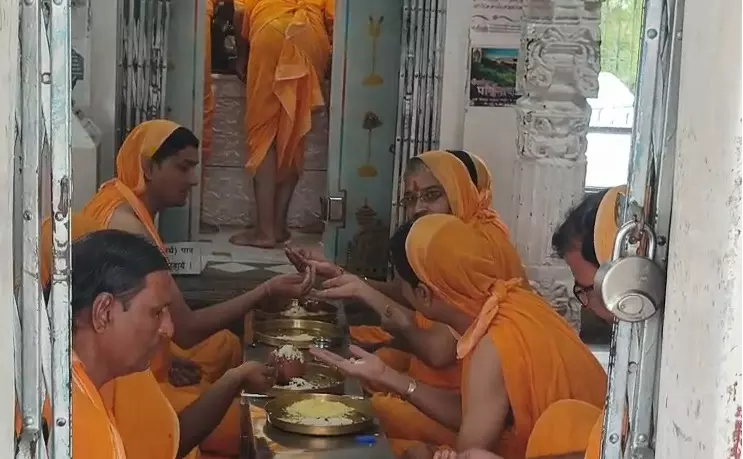 चंवलेश्वर पार्श्वनाथ देशनोदय अतिशय तीर्थ क्षेत्र पर अभिषेक व शांतिधारा की ,मंडल विधान हुआ चंवलेश्वर पार्श्वनाथ देशनोदय अतिशय तीर्थ क्षेत्र पर अभिषेक व शांतिधारा की ,मंडल विधान हुआ