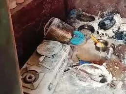 गैस चूल्हे की आग से घर का सामान जलकर खाक, दो युवक झुलसे