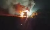 कार में लगी भीषण आग,चालक की सूझबूझ से टला बड़ा हादसा