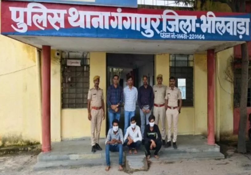 दिल्ली में बैठे युवक ने दी सुपारी,बाप बेटे पर फेंका एसिड, तीन आरोपित गिरफ्तार दिल्ली में बैठे युवक ने दी सुपारी,बाप बेटे पर फेंका एसिड, तीन आरोपित गिरफ्तार