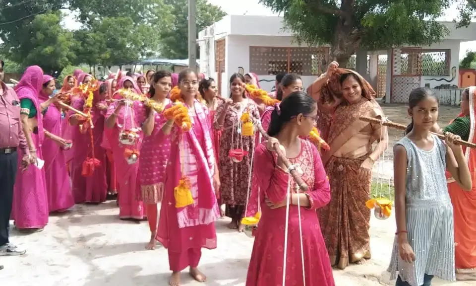 हमीरगढ़ में महिलाओं ने निकाली कावड़ यात्रा हमीरगढ़ में महिलाओं ने निकाली कावड़ यात्रा