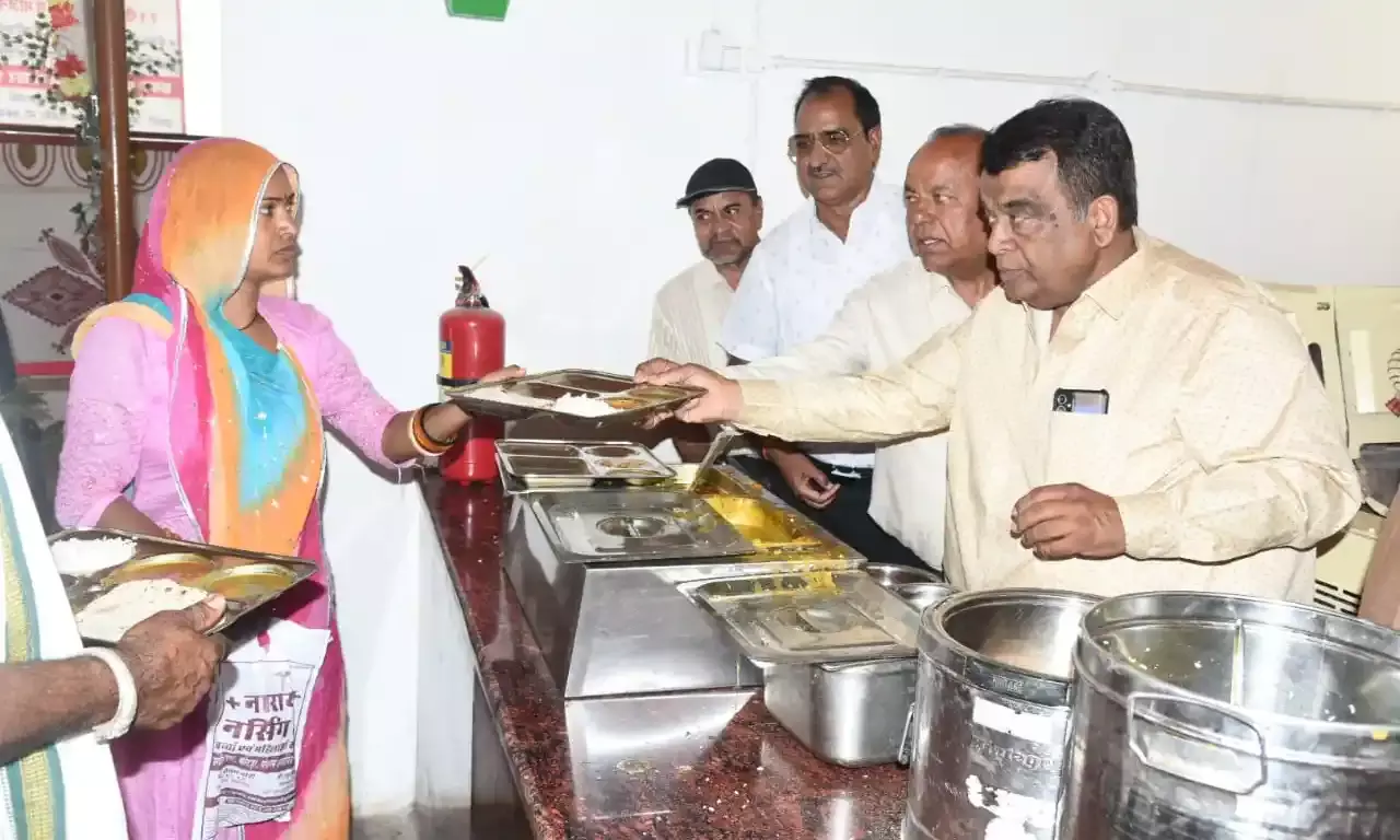 चिकित्सालय में जरूरतमंदों को शुद्ध पौष्टिक एवं स्वादिष्ट खाना परोसा