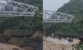 ऊपर से गुजर रही थी ट्रेन, नीचे टूट कर बह गया पुल की नींव का हिस्सा; बाल-बाल बचे यात्री