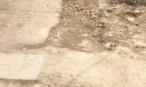 कोली मोहल्ले की सड़कें बनी मुसीबत, पाँच साल से नहीं हुआ सुधार