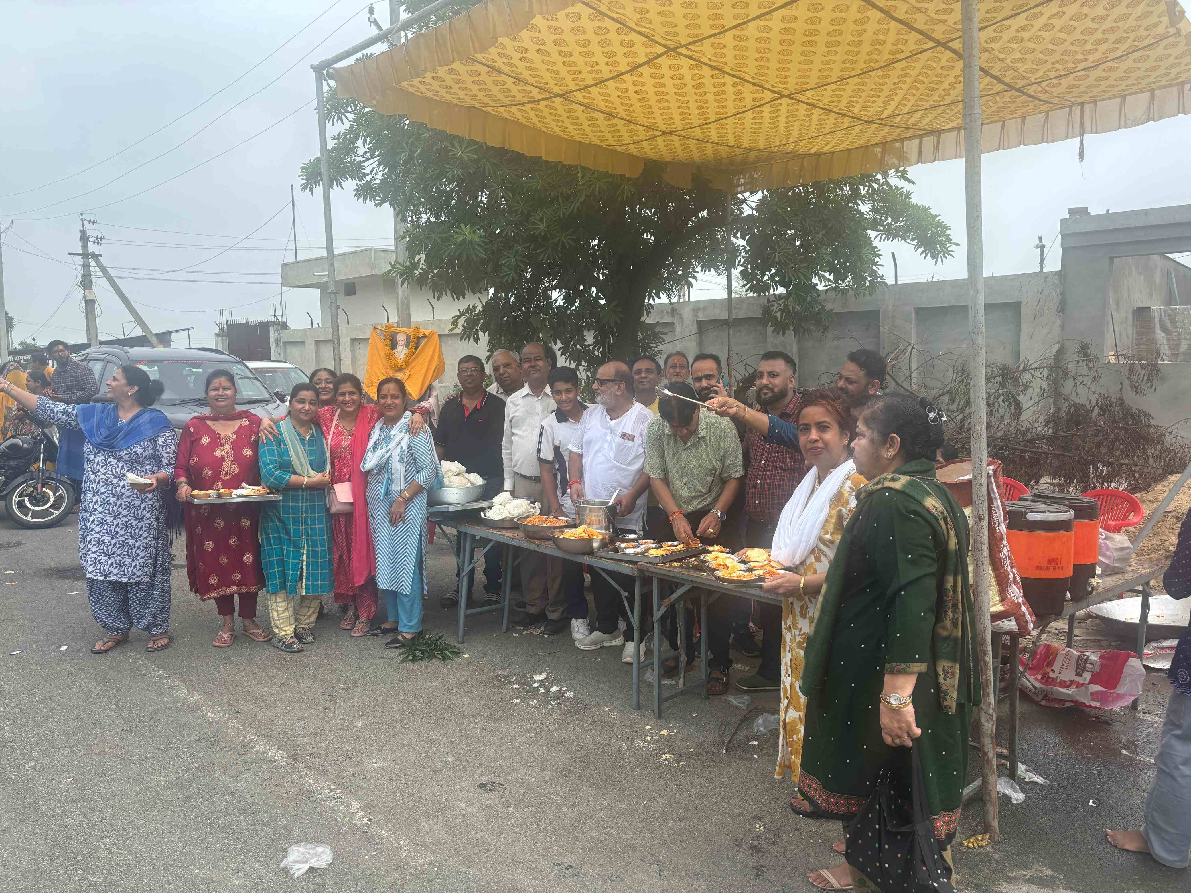 प्रेमप्रकाश आश्रम पर सावनमास के उपलक्ष पर हुआ  खिचडी प्रसाद  वितरण