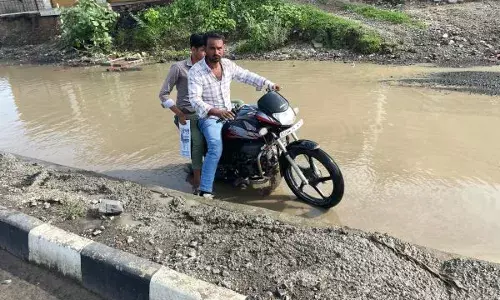 हरिपुरा चोराये पर दोनो तरह सड़क खस्ताहाल