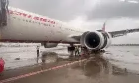 बड़ा हादसा टला- लैंडिंग के दौरान एयर इंडिया की कोच्चि-मुंबई फ्लाइट रनवे से फिसली 3 टायर फटे बड़ा हादसा टला- लैंडिंग के दौरान एयर इंडिया की कोच्चि-मुंबई फ्लाइट रनवे से फिसली 3 टायर फटे