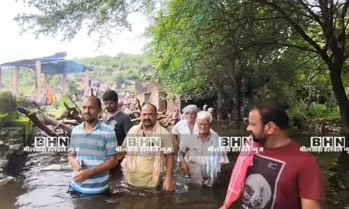 विकास के दावों की खुली पोल, बारिश में श्मशान भी डूबा, ग्रामीणों का जीवन बेहाल