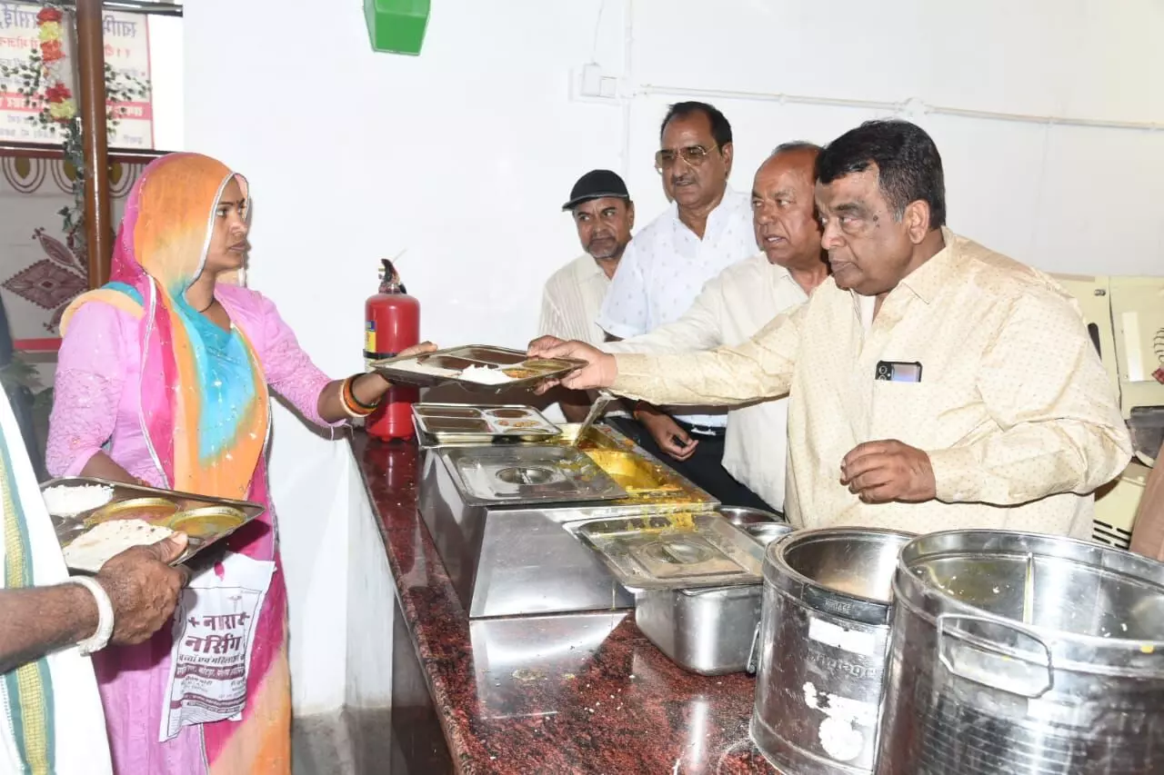 चिकित्सालय में जरूरतमंदों को शुद्ध पौष्टिक एवं स्वादिष्ट खाना परोसा चिकित्सालय में जरूरतमंदों को शुद्ध पौष्टिक एवं स्वादिष्ट खाना परोसा