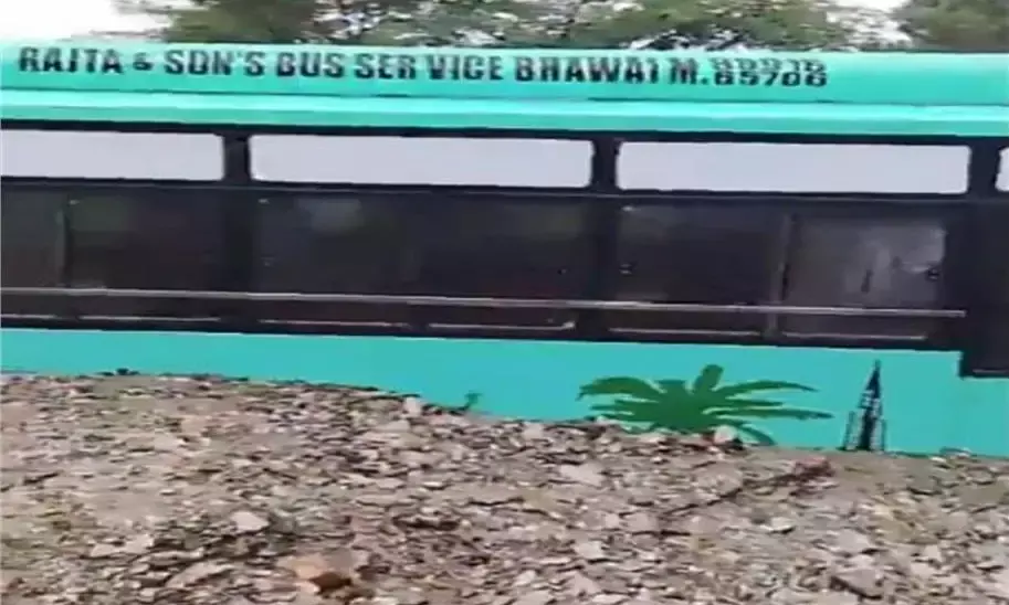 नाले में सवारियों से भरी बस मलबे में दबी, यात्रियों में मची अफरा-तफरी