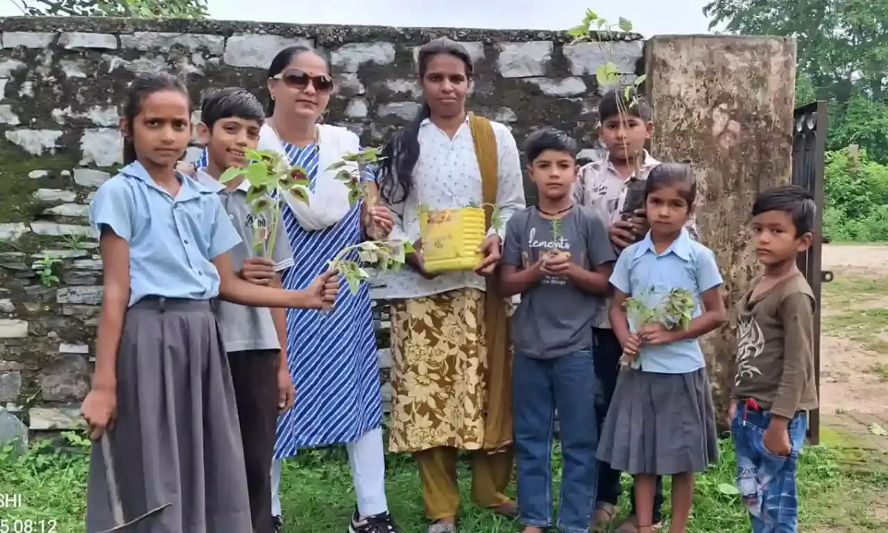 विद्यालय में लगाए 101 पेड़