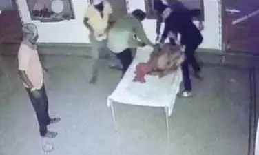 5 लुटरों से भिड़ गई 75 साल की बुजुर्ग मह‍िला, घसीट कर पटका, चुनरी से गला दबाया, गहने छीनकर हॉल से ही भागे बदमाश