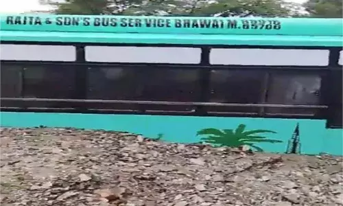 नाले में सवारियों से भरी बस मलबे में दबी, यात्रियों में मची अफरा-तफरी
