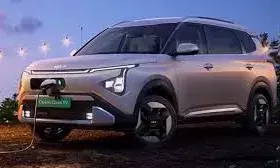 Kia Carens Clavis EVसिंगल चार्ज में मिलेगी 490 किलोमीटर तक की रेंज,   शुरू हो गई बुकिंग