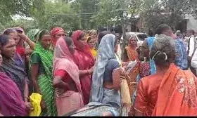 घर-घर में बिक रही शराब,राशन बेचकर शराब का सेवन,रिश्ते तक नहीं आ रहे, महिलाएं मजदूरी करके  भर रहीं परिवार का  पेट