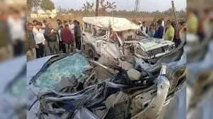 कारों की टक्कर में 5 लोगों की मौत, 4   गंभीर घायल,खाटूश्याम से दर्शन कर लौटते समय हुआ हादसा