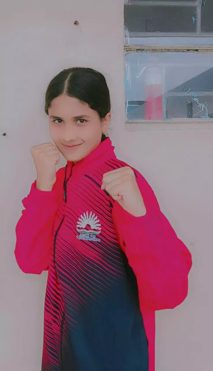देविका श्रोत्रिय राष्ट्रीय बॉक्सिंग प्रतियोगिता के लिए रवाना
