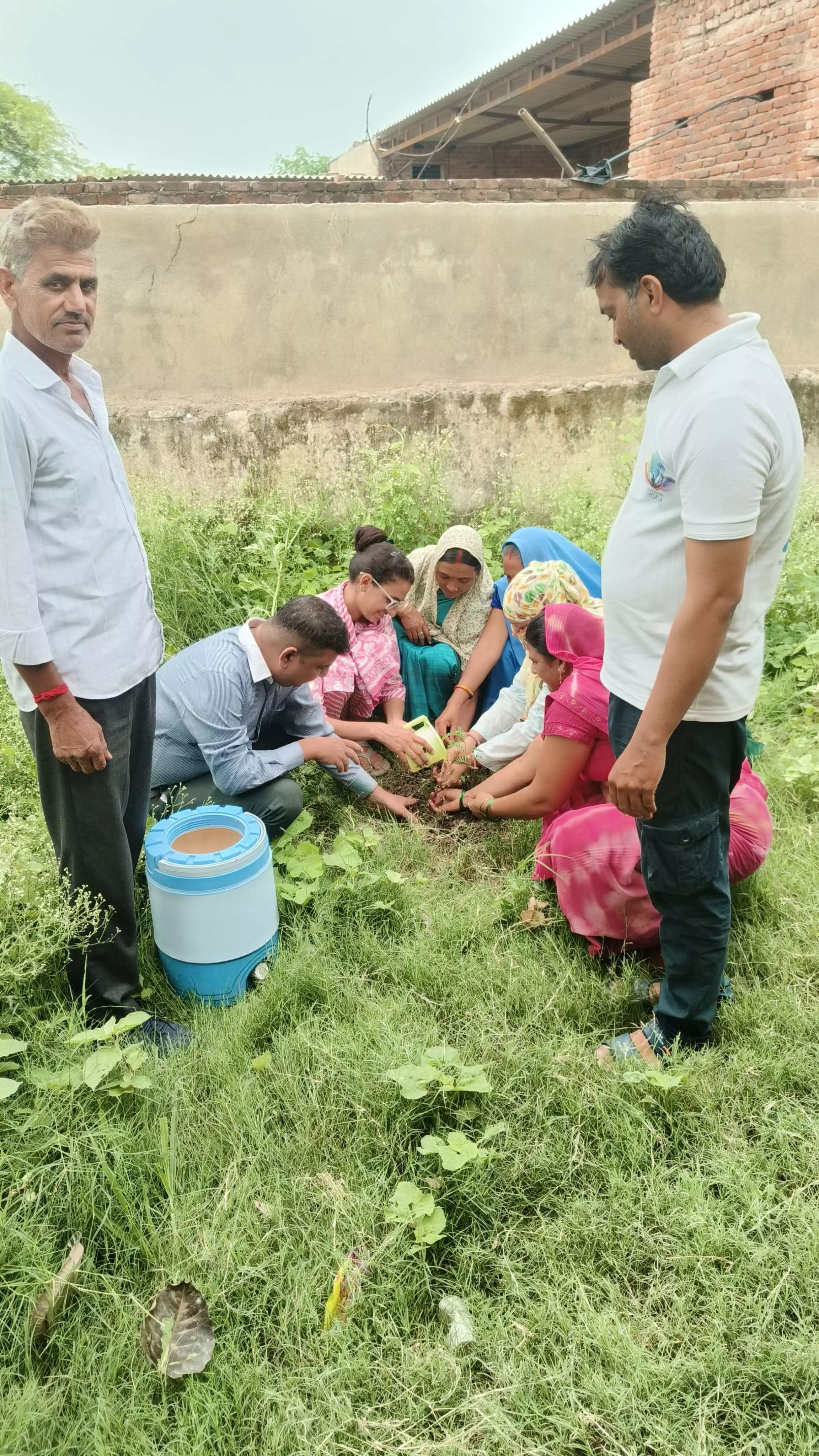 आयुर्वेदिक औषधालय में किया पौधारोपण