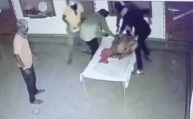 5 लुटरों से भिड़ गई 75 साल की बुजुर्ग महिला, घसीट कर पटका, चुनरी से गला दबाया, गहने छीनकर हॉल से ही भागे बदमाश 5 लुटरों से भिड़ गई 75 साल की बुजुर्ग महिला, घसीट कर पटका, चुनरी से गला दबाया, गहने छीनकर हॉल से ही भागे बदमाश