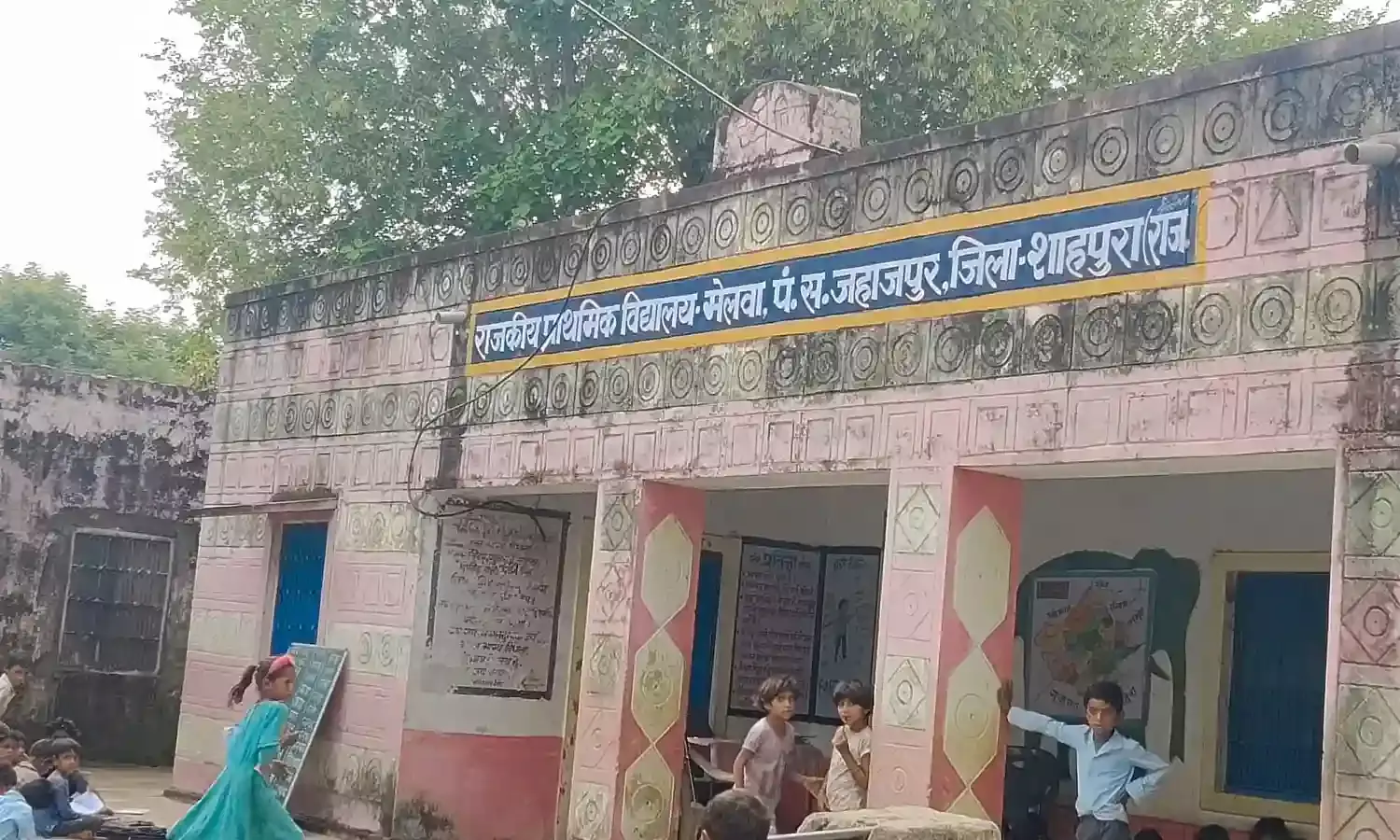 मेलवा  स्कूल में लगे स्टाफ से ग्रामीण संतुष्ट नहीं , हटाने की लेकर  पीईईओ को दिया ज्ञापन