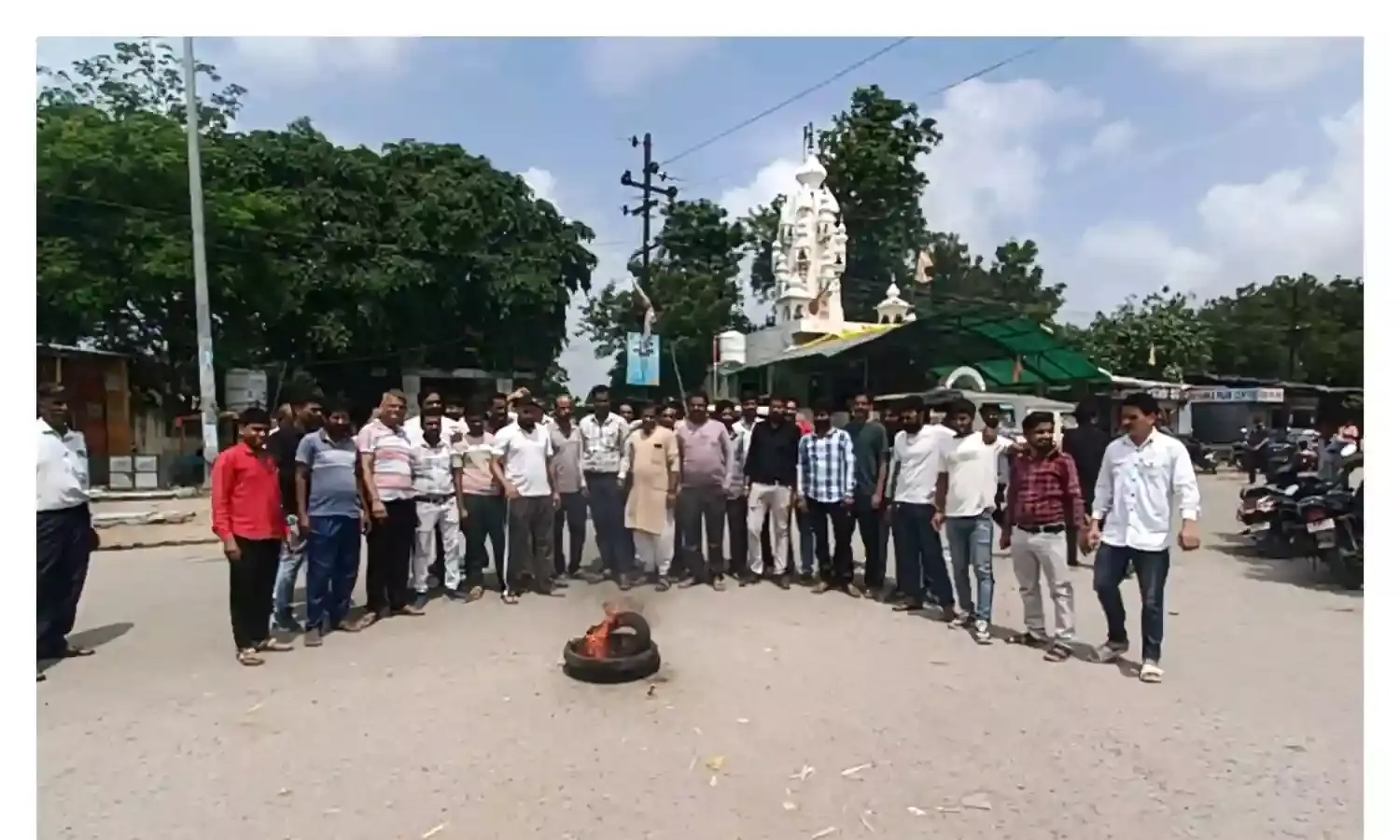 रायला में बढ़ती चोरी की वारदातों से आक्रोशित ग्रामीण, टायर जलाकर किया विरोध प्रदर्शन