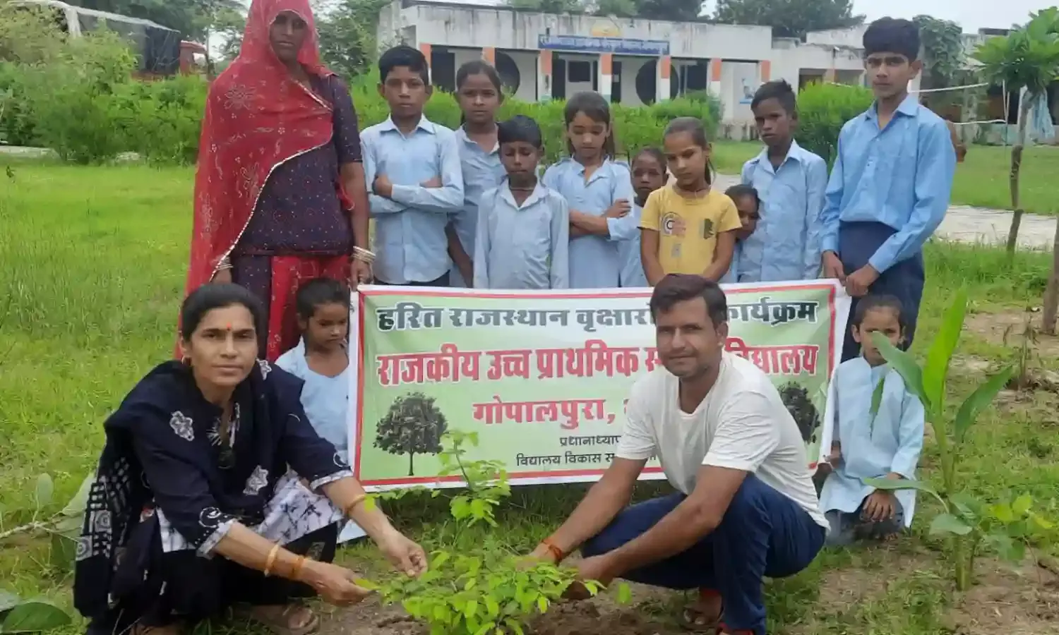 विद्यालय मे किया वृक्षारोपण