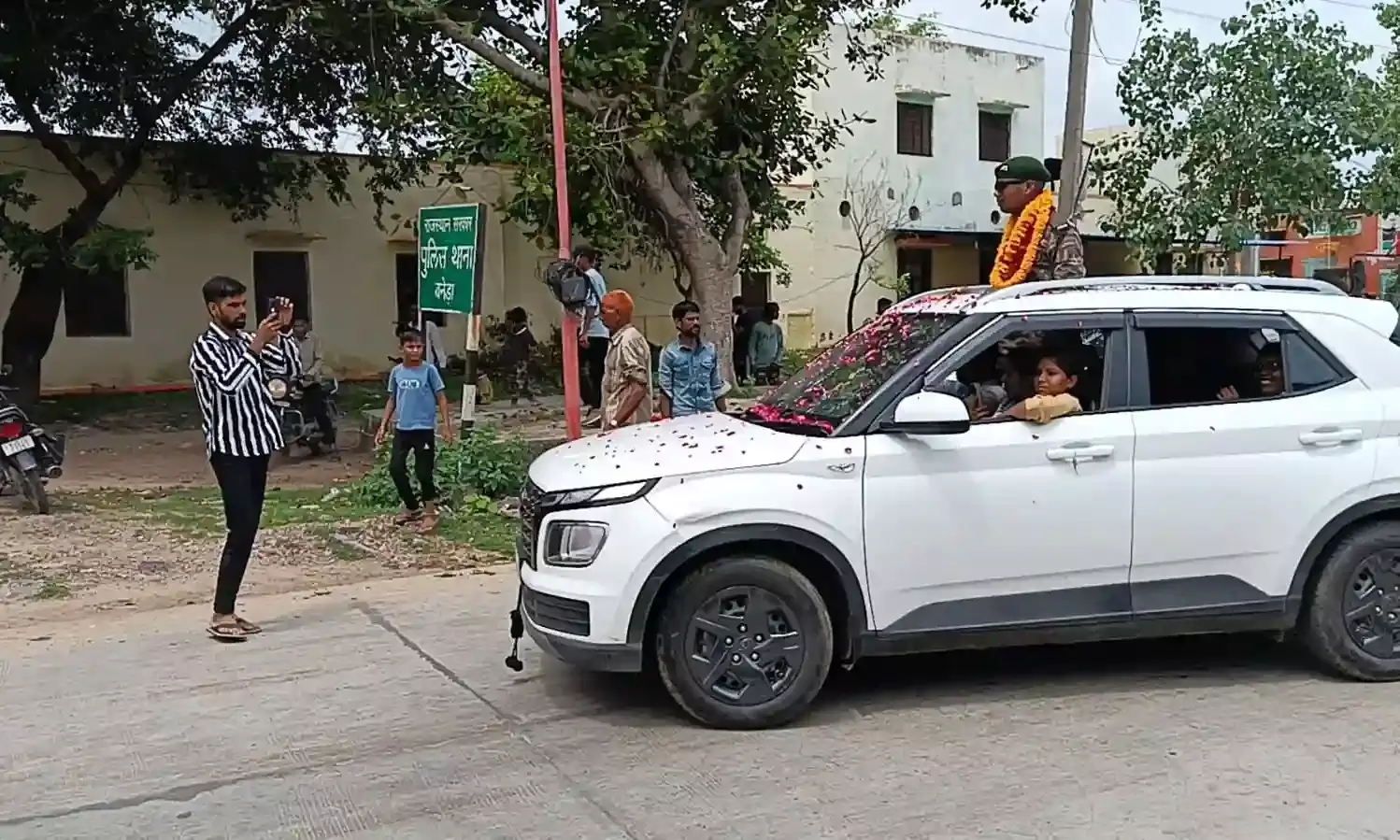 अग्निवीर बनकर लौटा कमलेश तो गांव वालों ने निकाली सैनिक सम्मान शोभा यात्रा