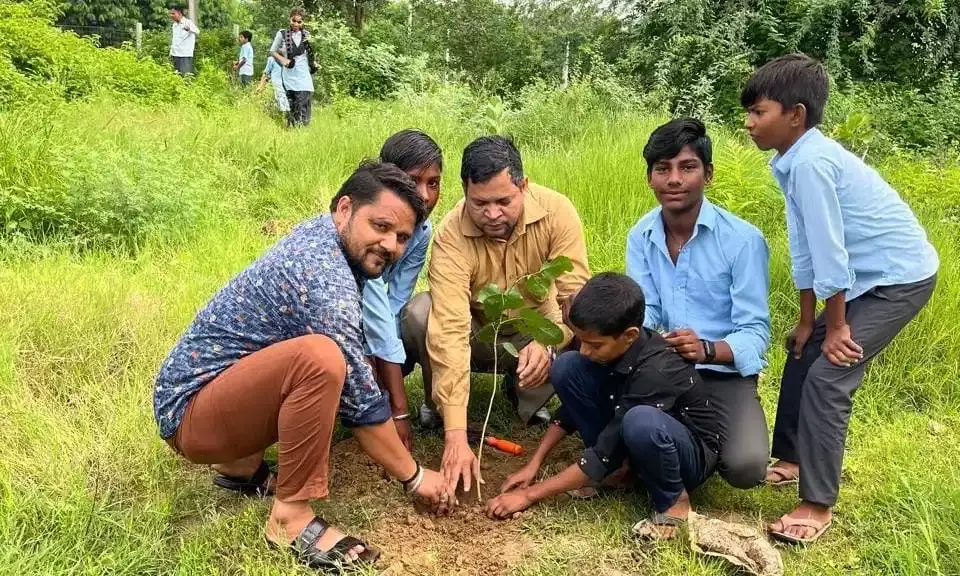 गोठड़ा विद्यालय में किया पौधारोपण गोठड़ा विद्यालय में किया पौधारोपण