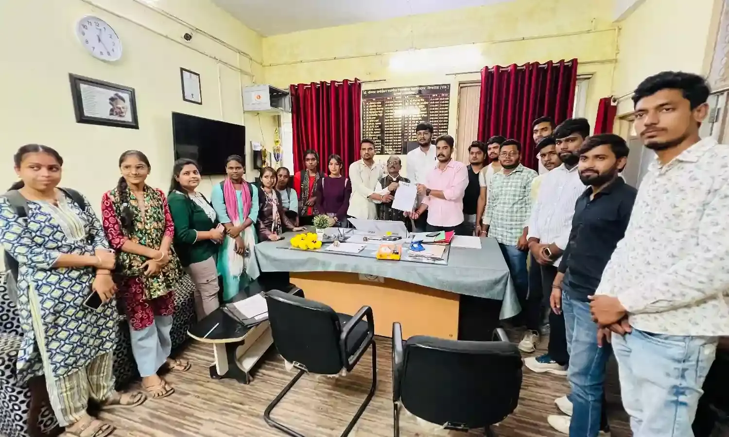 एनएसयूआई ने बीए व बीएससी प्रथम वर्ष में सीटें बढ़ाने को लेकर सौंपा ज्ञापन