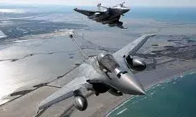 पाकिस्तान बॉर्डर पर पहुंचे सुखोई और राफेल, यात्री विमानों के उड़ान भरने पर पाबंदी; अचानक ऐसा क्या हुआ?