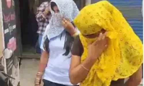 स्पा सेंटर पर पुलिस ने मारा छापा: 4 युवतियों समेत 8 लोग गिरफ्तार, मोबाइल में मिली आपत्तिजनक चैटिंग