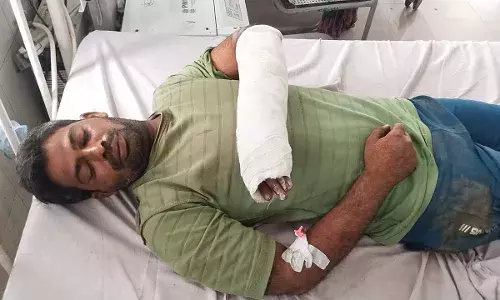 पत्नी ने पति को फोन करके बुलाया, फिर 20-25 लोगों ने लाठियों से किया हमला