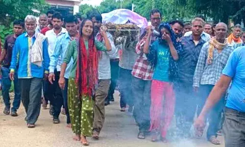 शव को अंतिम मंजिल तक ले जाने वाली पांच बहादुर बेटियों ने पिता को दिया कंधा
