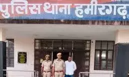 6 साल से चल रहा फरार इनामी तस्कर को किया गिरफ्तार 6 साल से चल रहा फरार इनामी तस्कर को किया गिरफ्तार